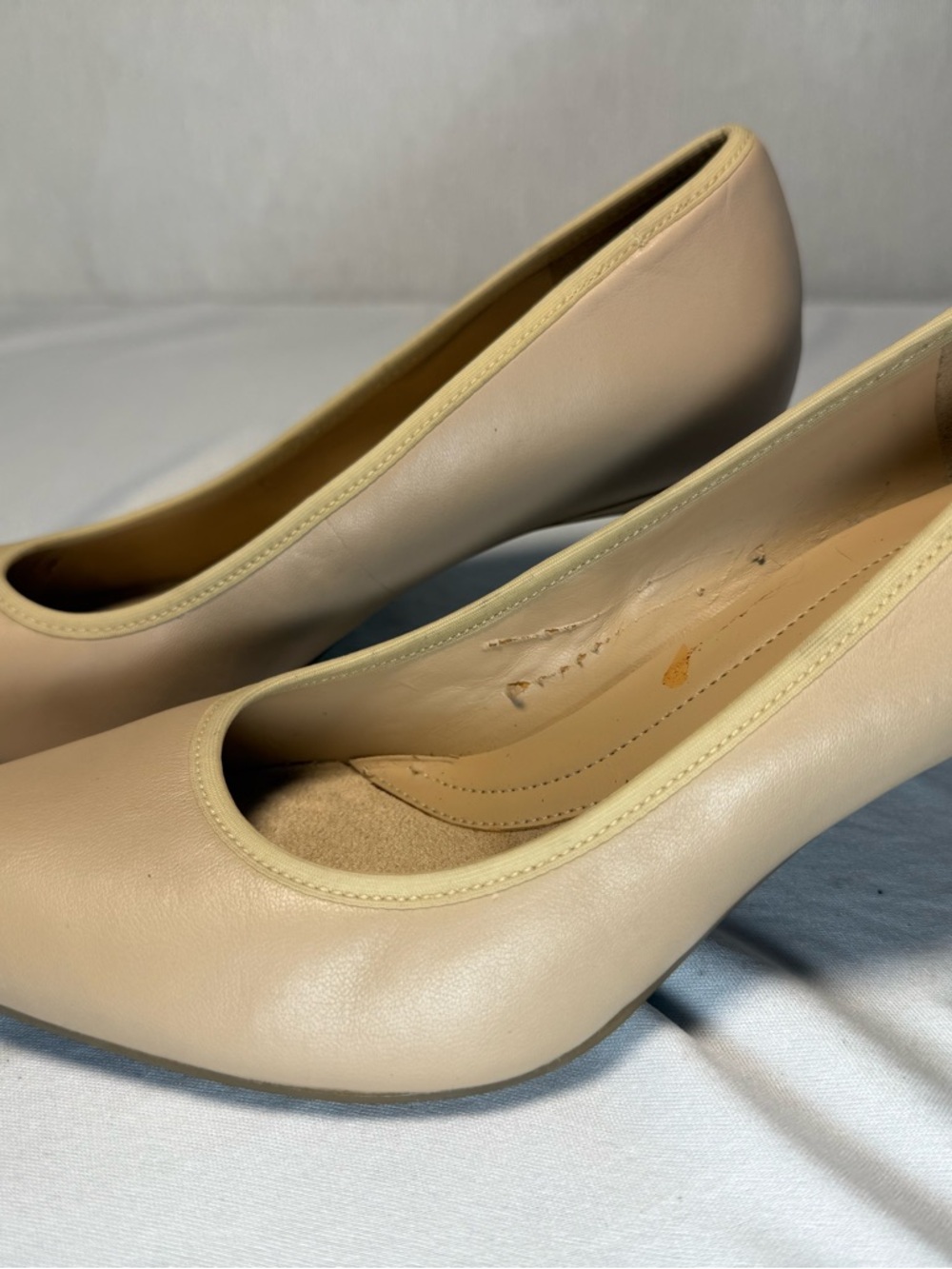 Naturalizer N5 Comfort Beige Leather Pointed-Toe Pumps - Picture 4 of 7